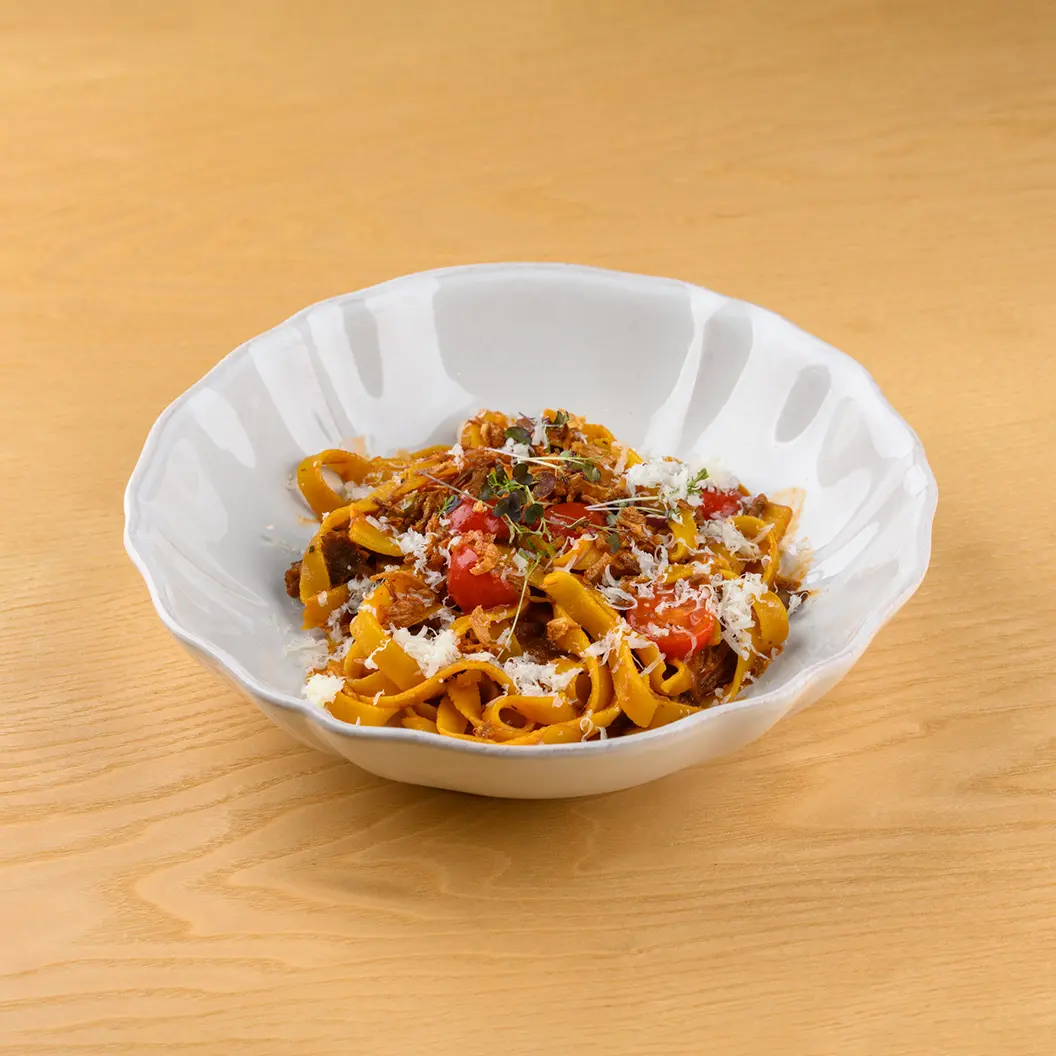 Кофе Семь: Фетучини с томленой говядиной и цукини в томатном соусе