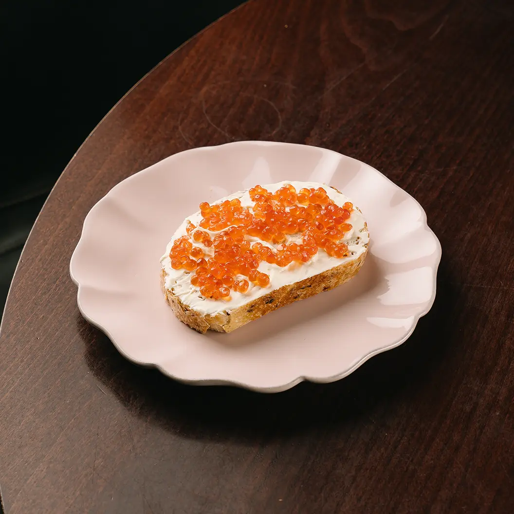 Пряный Кролик: Бутерброд с красной икрой и взбитым маслом