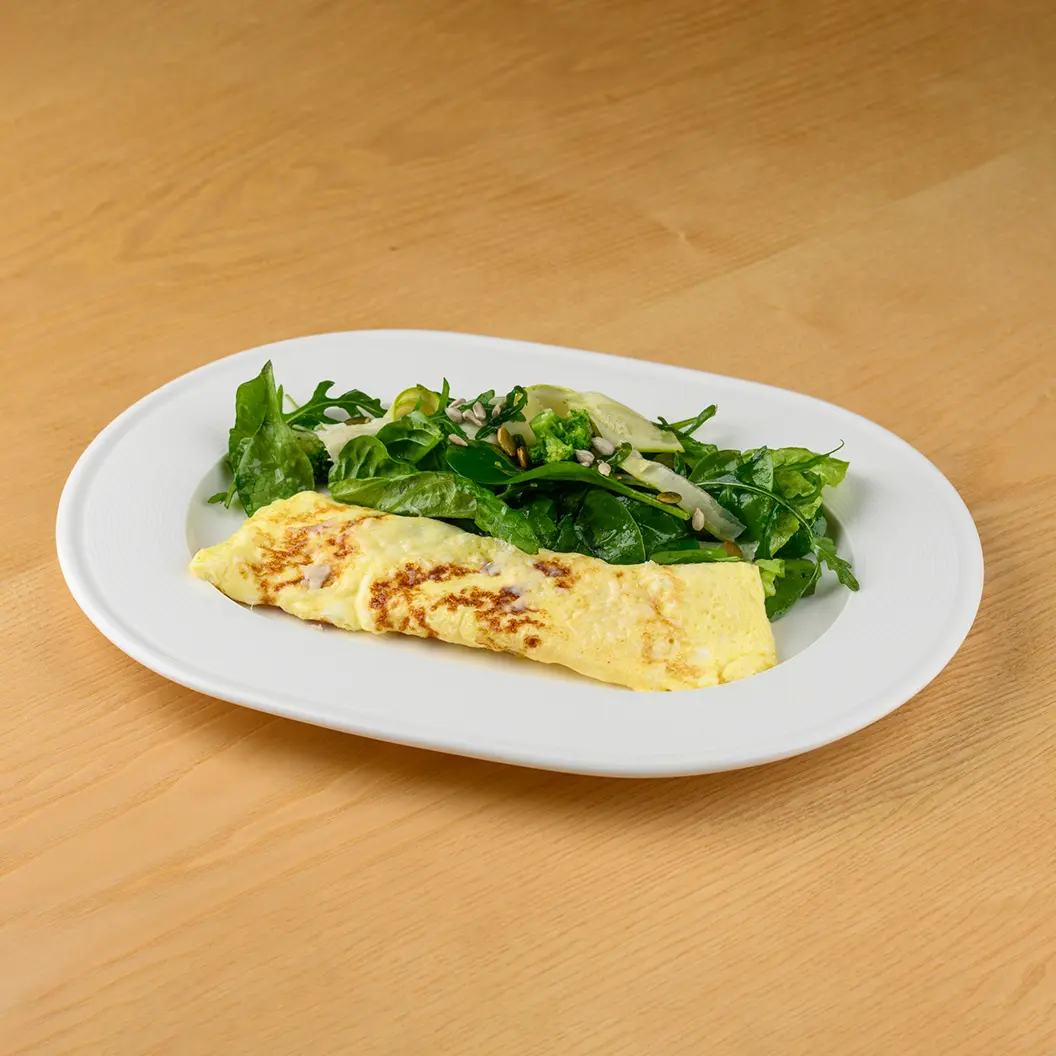 Кофе Семь: Омлет с пармезаном и зеленым салатом