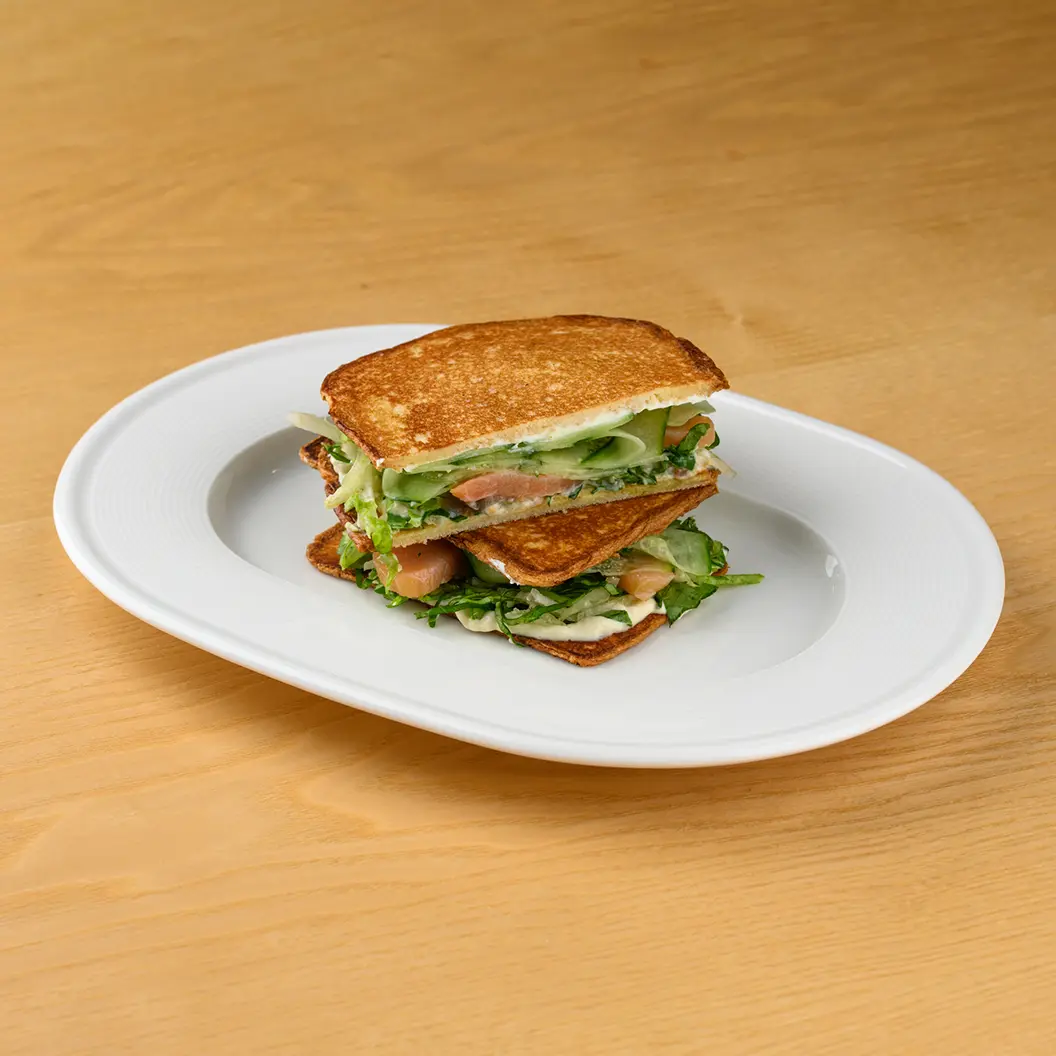 Кофе Семь: Сэндвич хлебец с лососем и трюфельным соусом цезарь