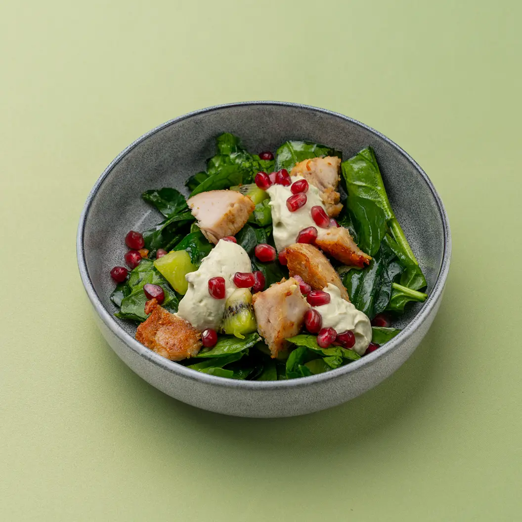 Нино играет в домино: Салат с киви и курицей