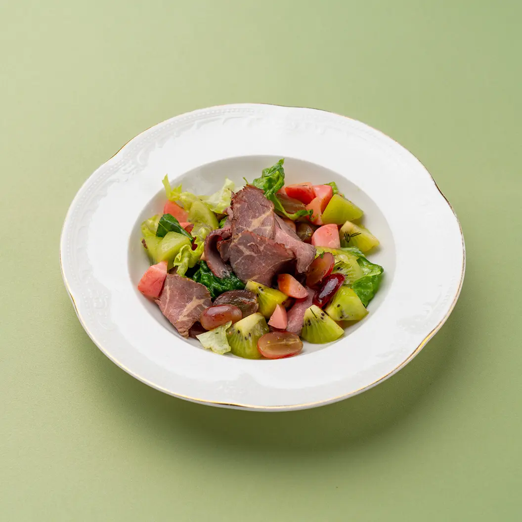 Нино играет в домино: Салат с говядиной и маринованным редисом