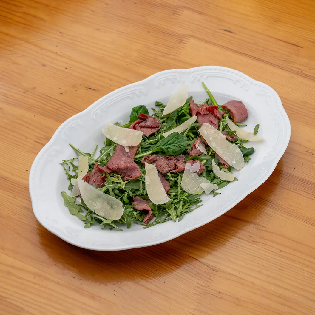 Луна и Черепаха: Салат с пастрами и пармезаном