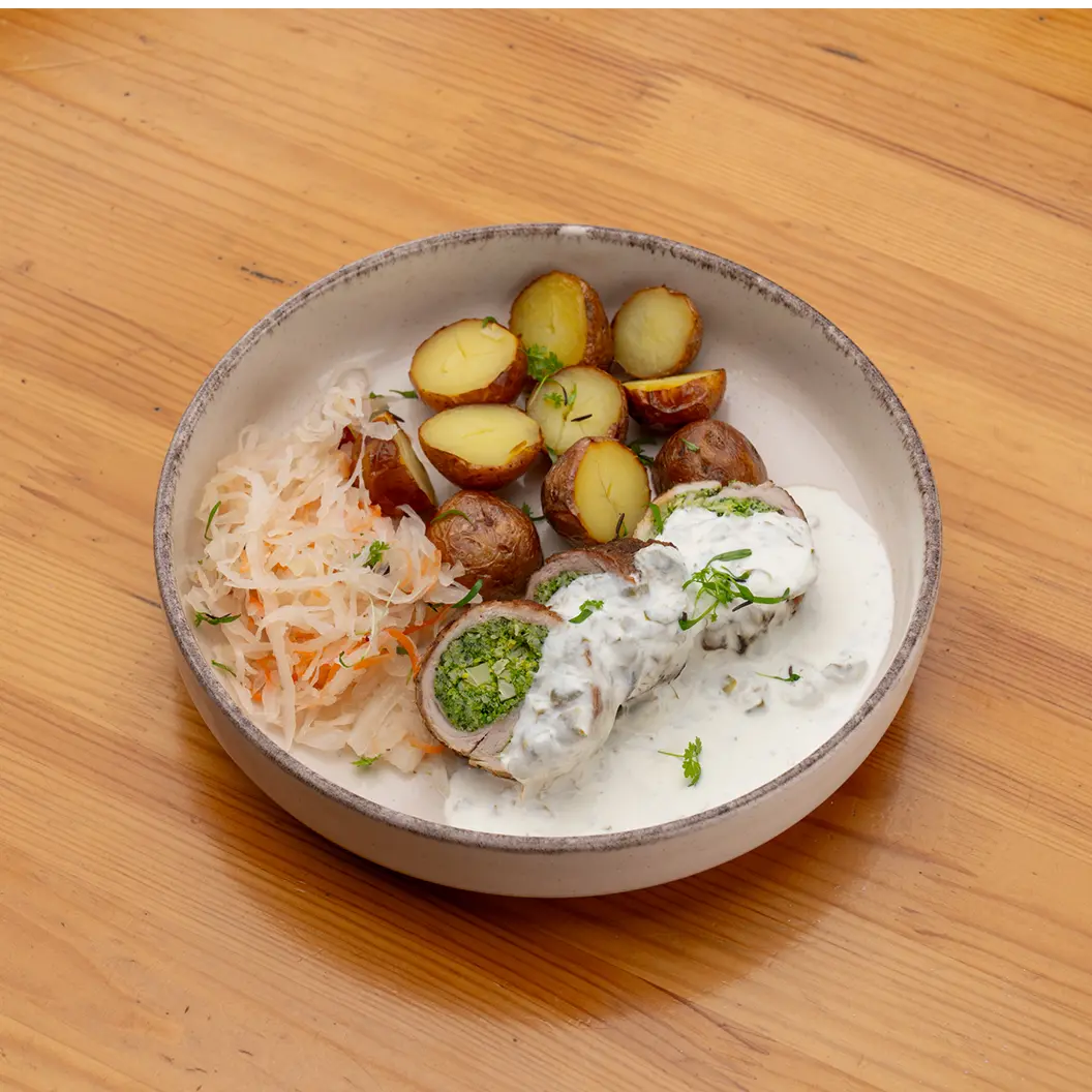 Луна и Черепаха: Свиной рулет с молодым картофелем и квашеной капустой