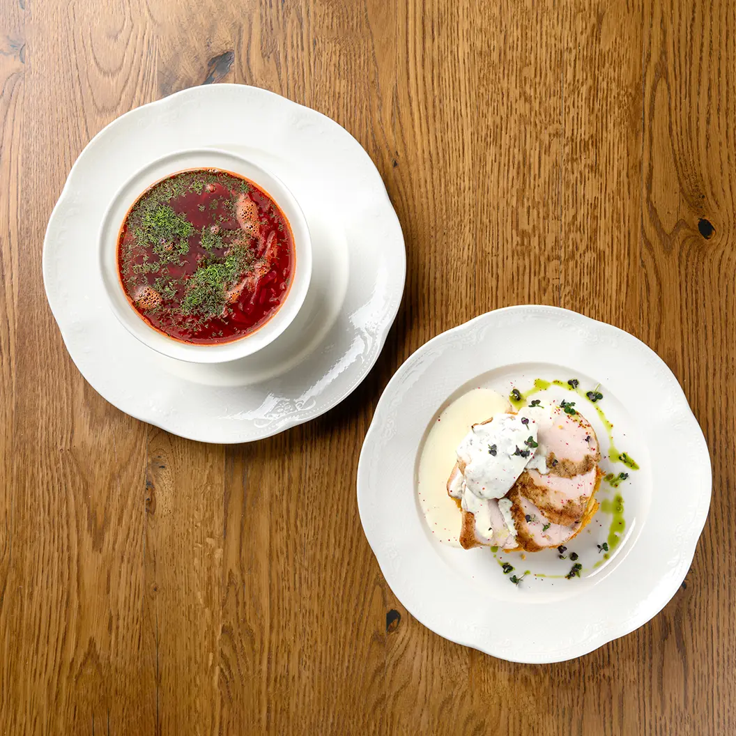 Сыр Бор: Борщ на говяжьих рёбрах со сметаной + куриный стейк с хашбрауном и сырным соусом + хлеб