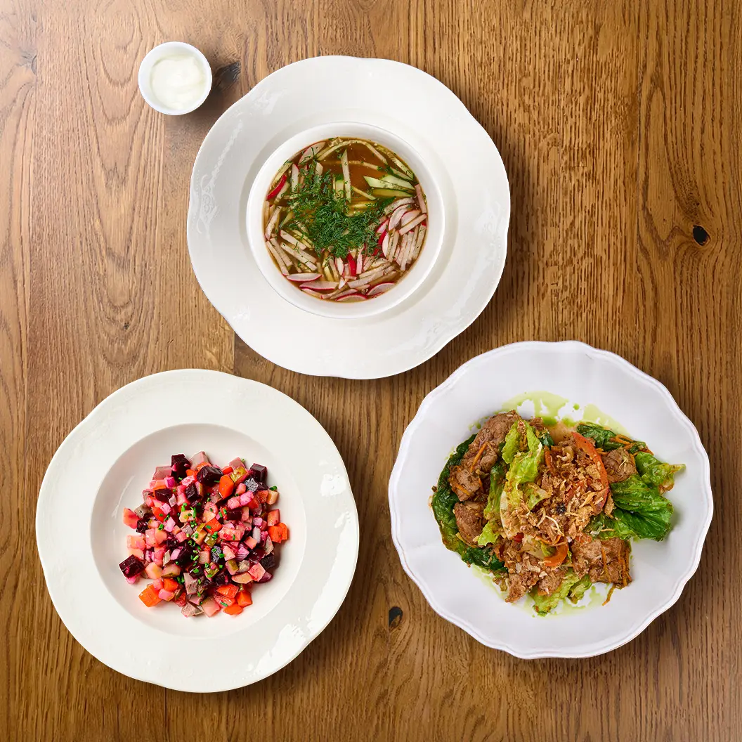 Сыр Бор: Винегрет с печеными овощами + окрошка с ветчиной + свинина с овощами и романо + хлеб