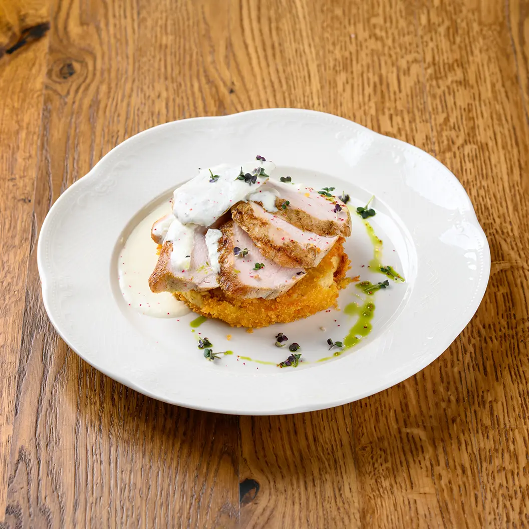 Сыр Бор: Куриный стейк с хашбрауном и сырным соусом