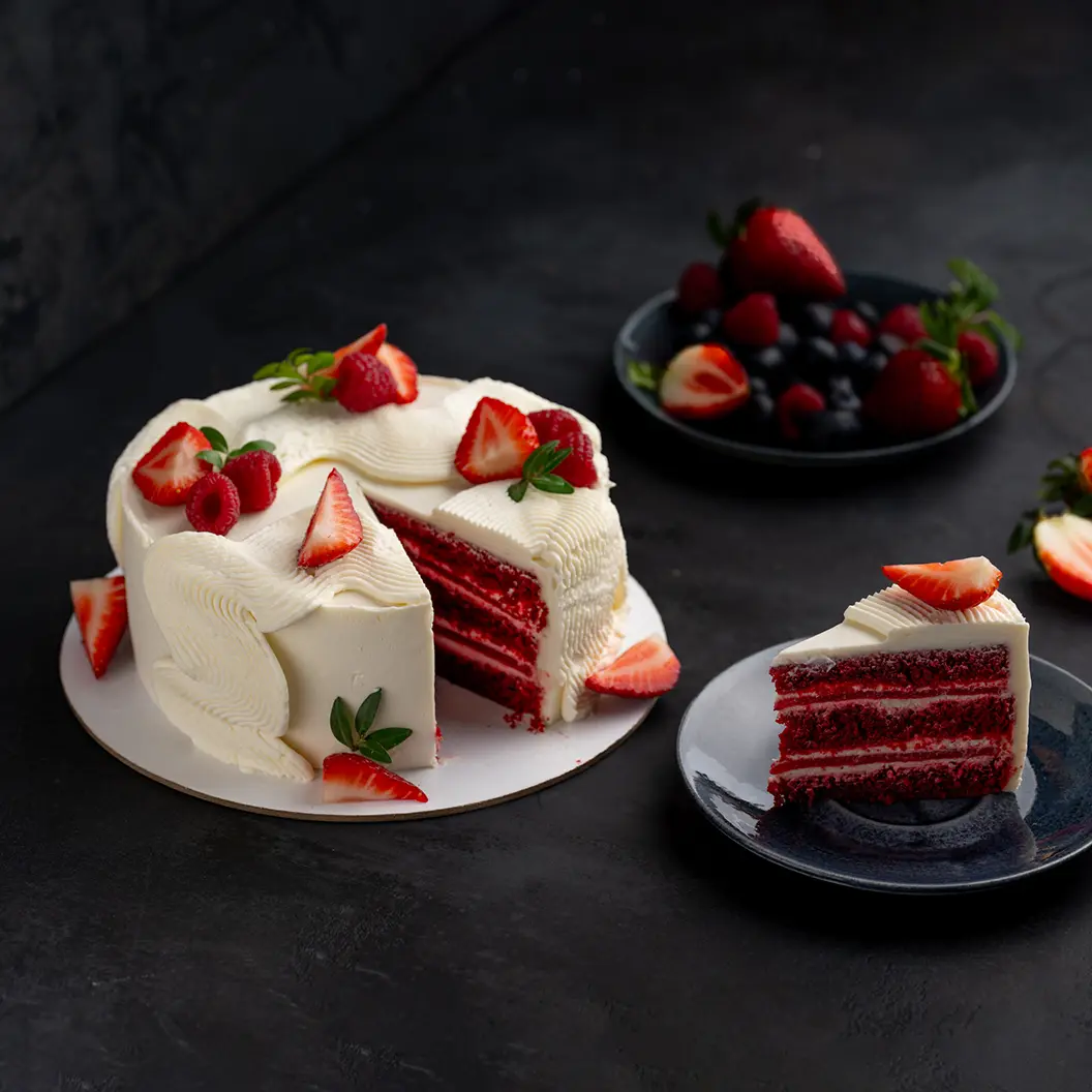 Вино и Мясо: Красный бархат с клубникой