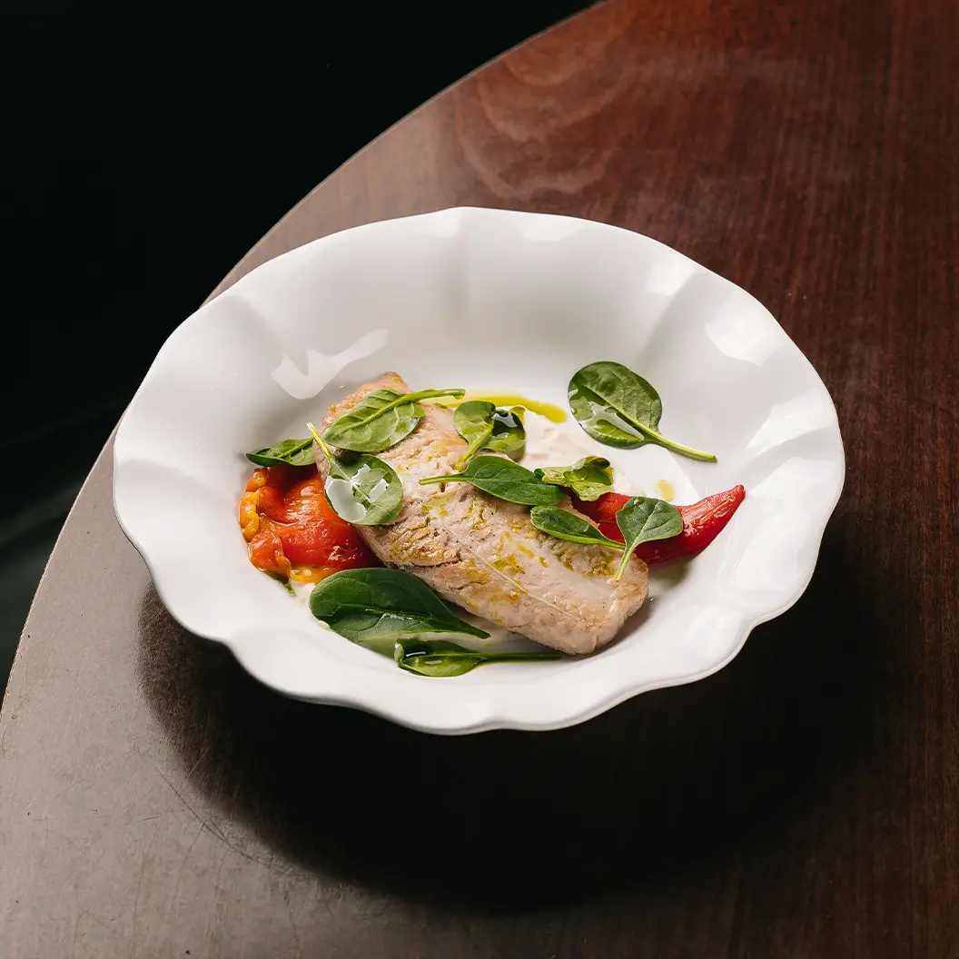 Пряный Кролик: Фермерский сом с запечённым перцем рамиро и соусом «белое вино»