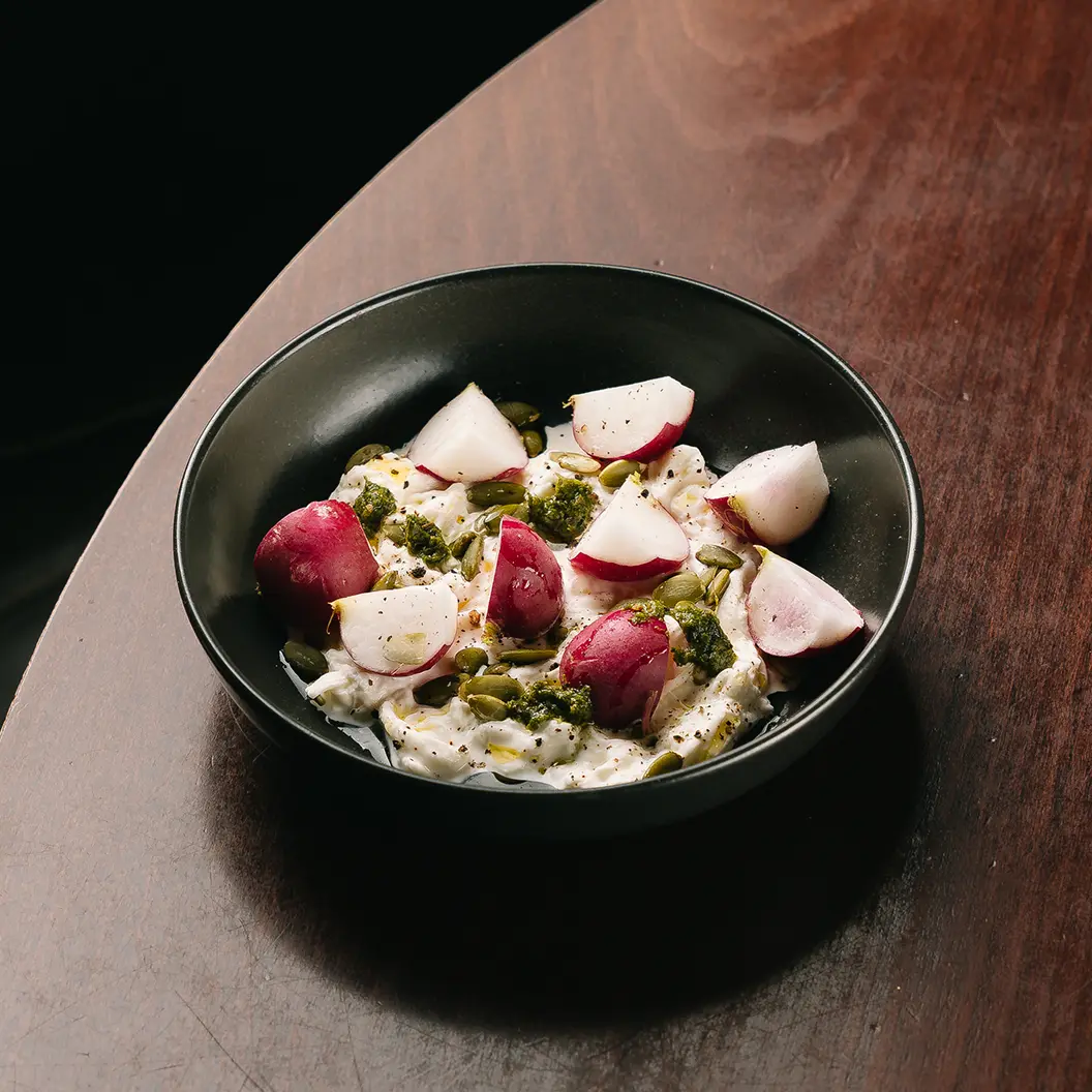 Пряный Кролик: Молодой редис со сливочной страчателлой