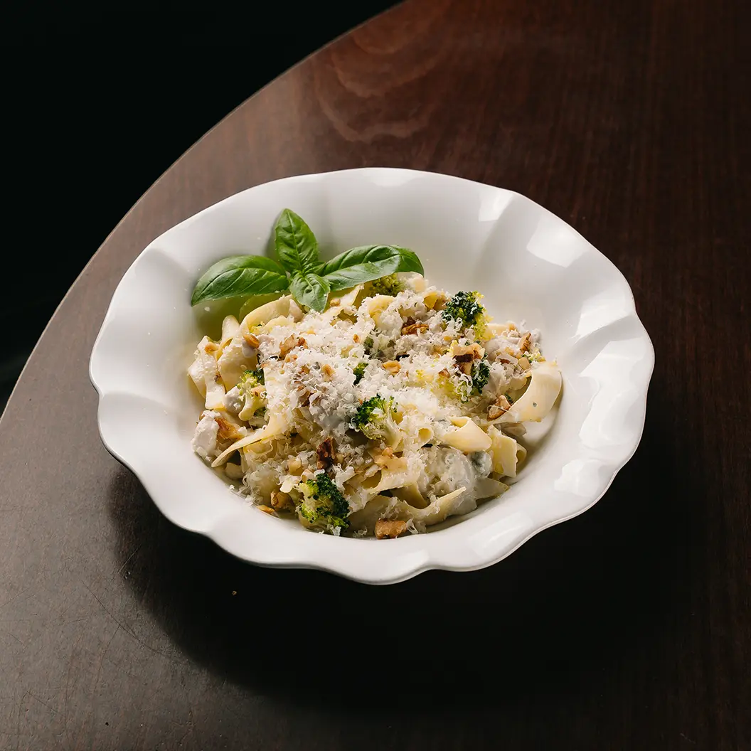 Пряный Кролик: Паста паппарделле с курицей, брокколи и сыром дор блю