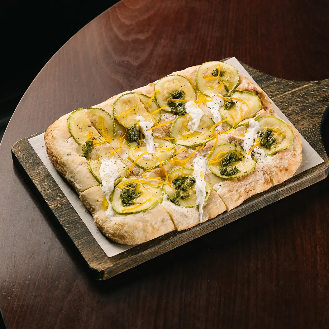 Пряный Кролик: Римская пицца с цукини и страчателлой