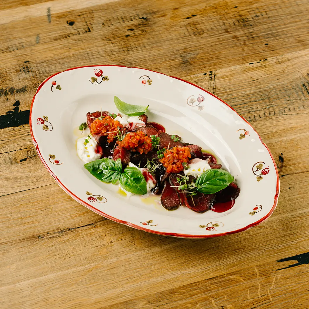 Сыр Бор: Ростбиф с малиновым бальзамиком и страчателлой