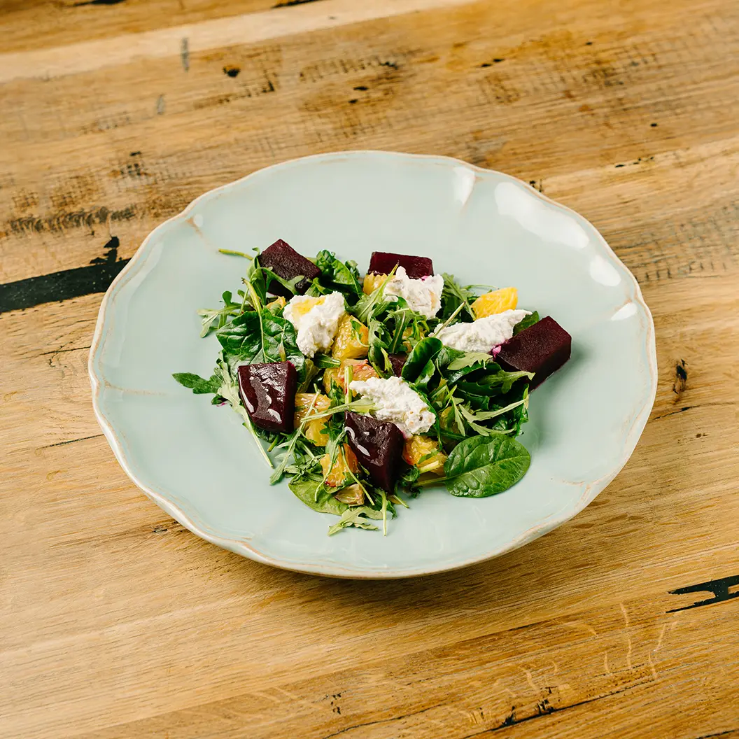 Сыр Бор: Салат с карамелизированной свеклой, апельсином, шпинатом и ореховой рикоттой