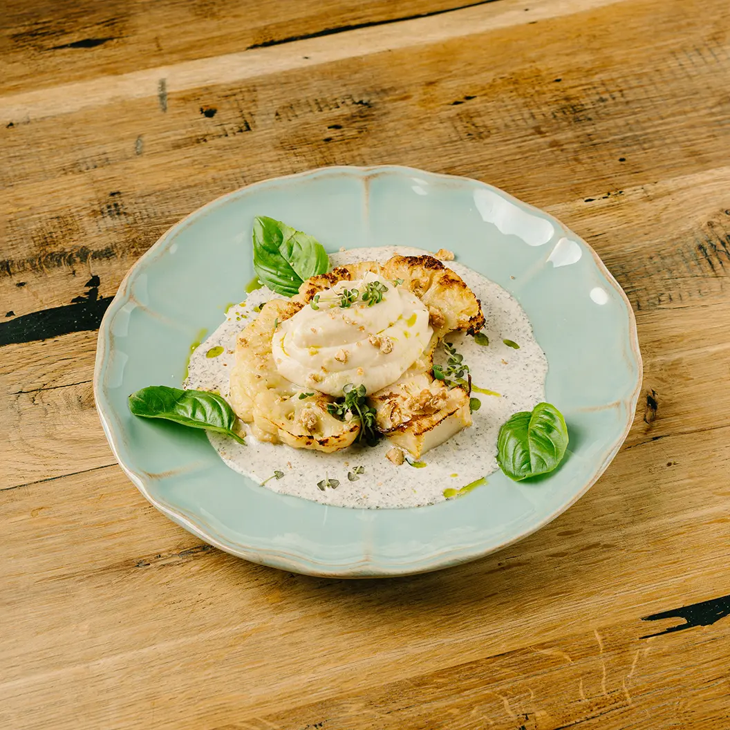Сыр Бор: Стейк из цветной капусты с трюфельным соусом, грецким орехом и сморчками