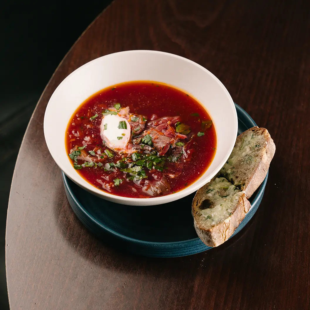 Пряный Кролик: Борщ с говядиной и тостами с кручёным салом