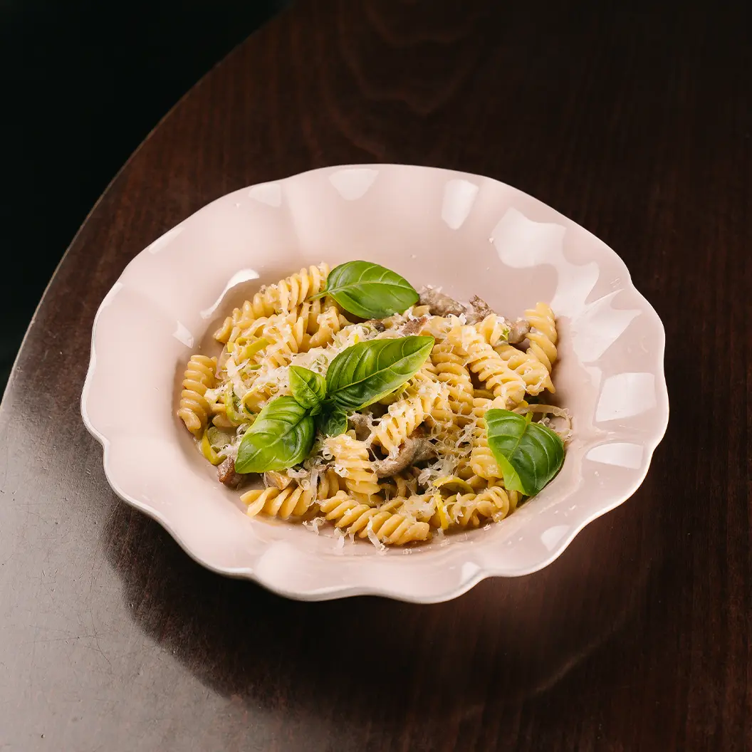 Пряный Кролик: Фузилли с утиным филе, шампиньонами и твердым сыром