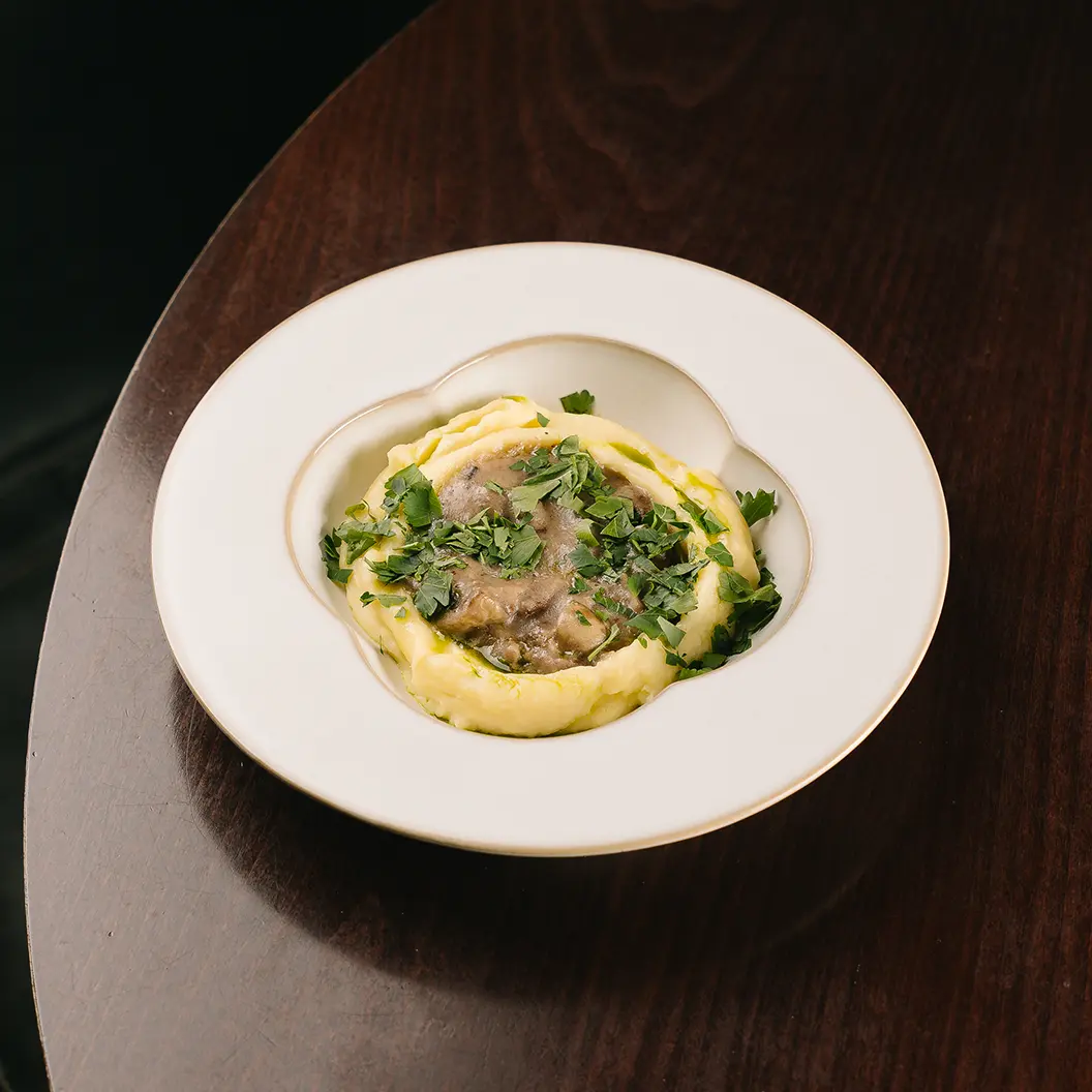 Пряный Кролик: Говядина по-строгановски с картофельным пюре