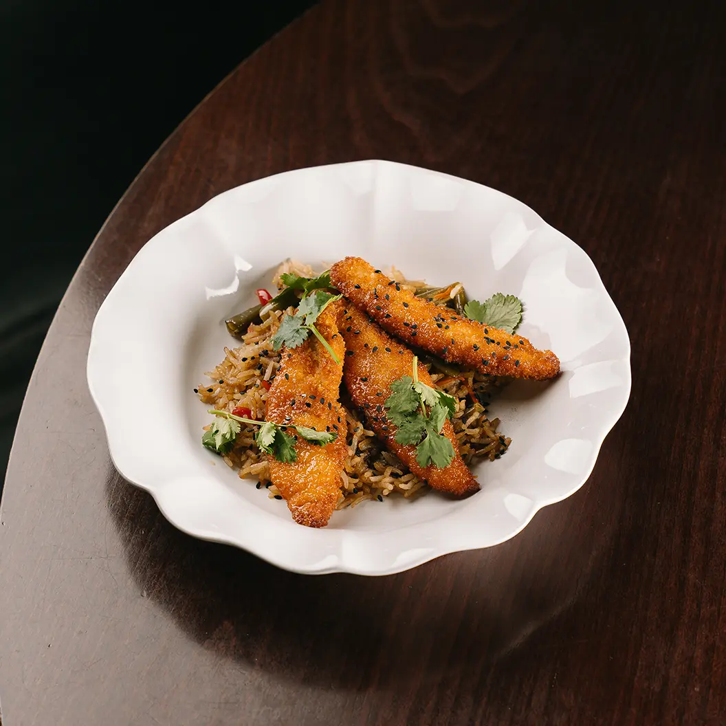 Пряный Кролик: Хрустящий цыпленок с соусом сладкий чили и гарниром из риса и овощей