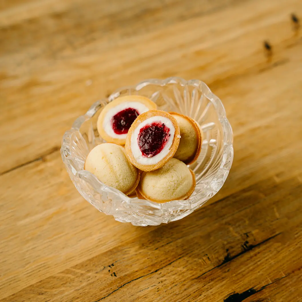 Сыр Бор: Орешки с брусникой и сырным кремом