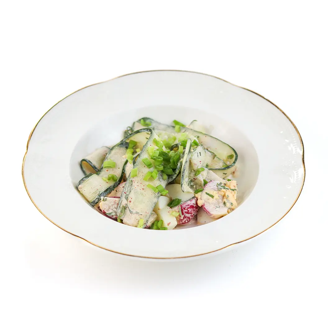 Нино играет в домино: Салат с огурцом и редисом