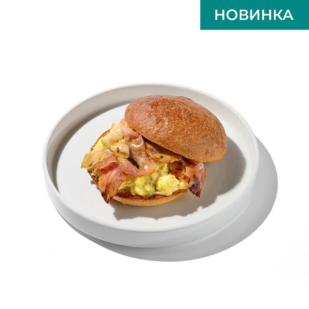 Frensis: Булочка бриошь с беконом и скрэмблом