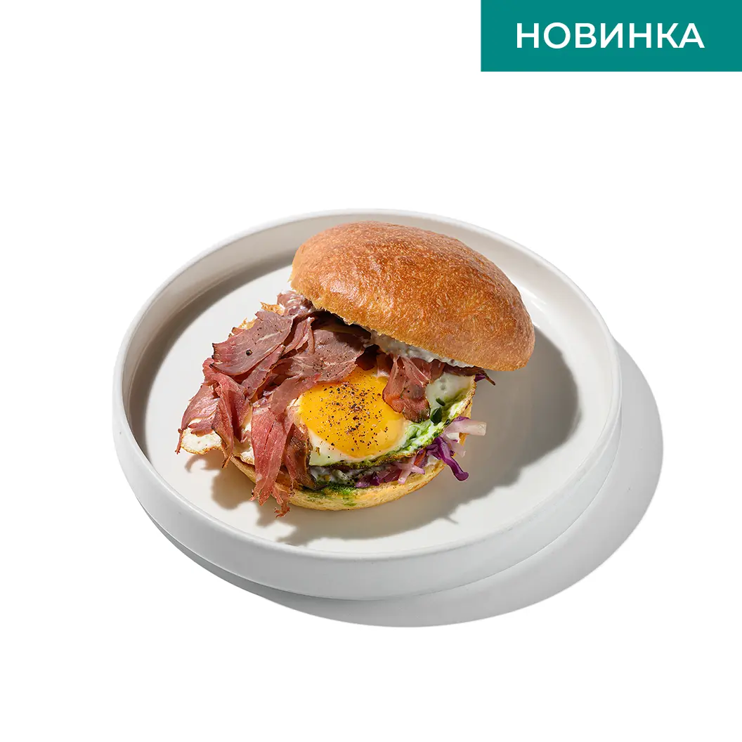 Frensis: Булочка бриошь с пастрами из говядины и яичницей