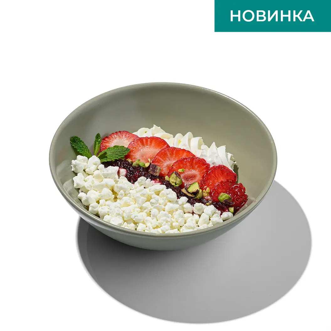 Frensis: Творожный боул с клубникой и фисташкой