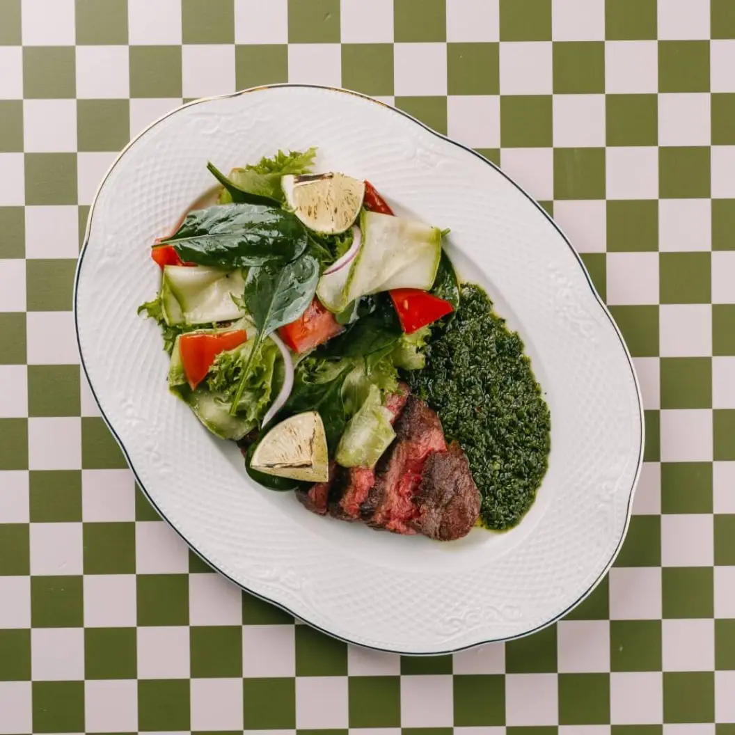 Ронни Дайнер: Стейк Денвер с микс салатом и соусом чимичурри