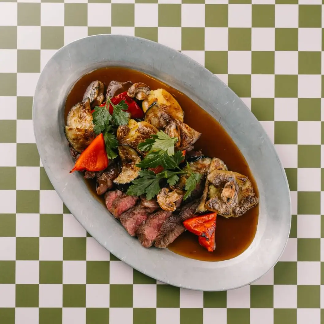 Ронни Дайнер: Стейк Чак ролл с мятым картофелем и овощами гриль