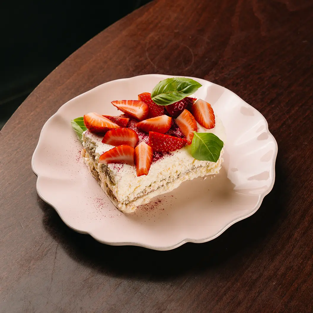 Пряный Кролик: Большой Тирамису с сезонными ягодами