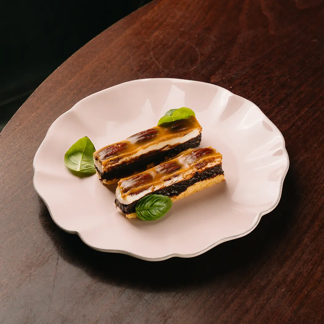 Пряный Кролик: Французский десерт из чернослива и ореха пекан под соленой карамелью