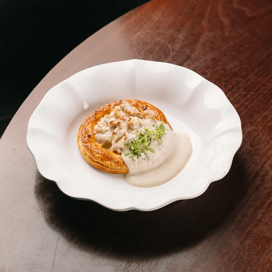 Пряный Кролик: Киш с кроликом и белыми грибами на слоеном тесте