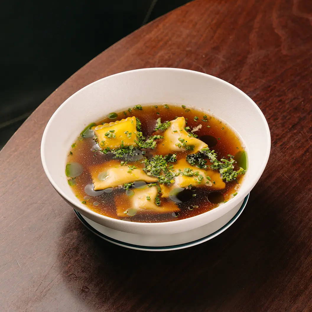 Пряный Кролик: Крепкий бульон с мясными равиоли