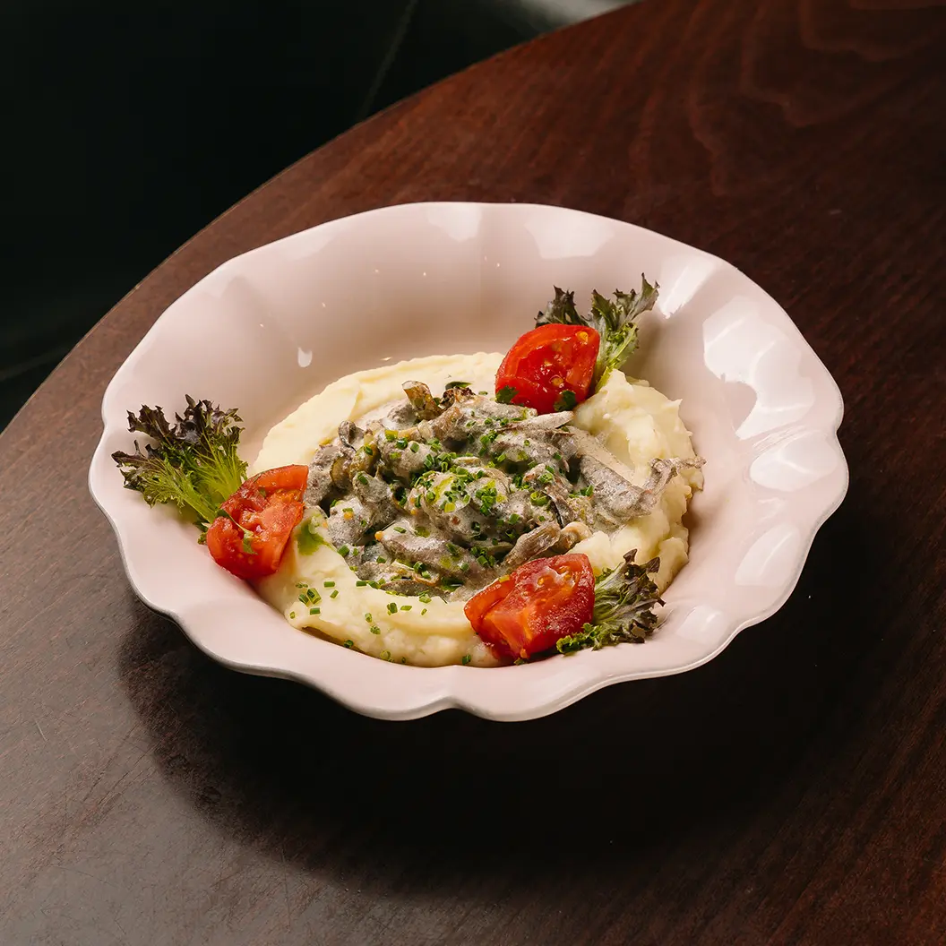 Пряный Кролик: Печень кролика по-строгановски с картофельным пюре и томатами слабой соли