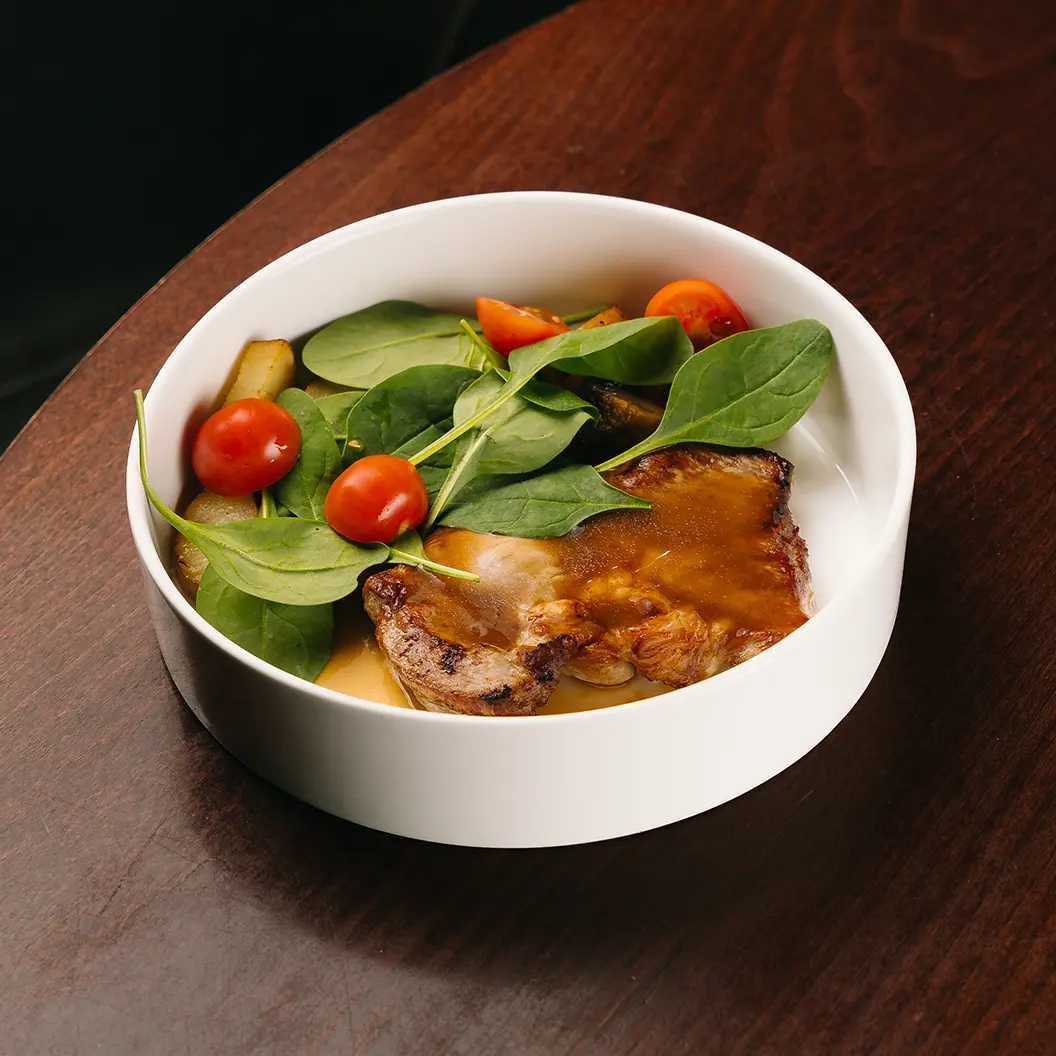 Пряный Кролик: Стейк из свиной шеи с жареным картофелем и грибами