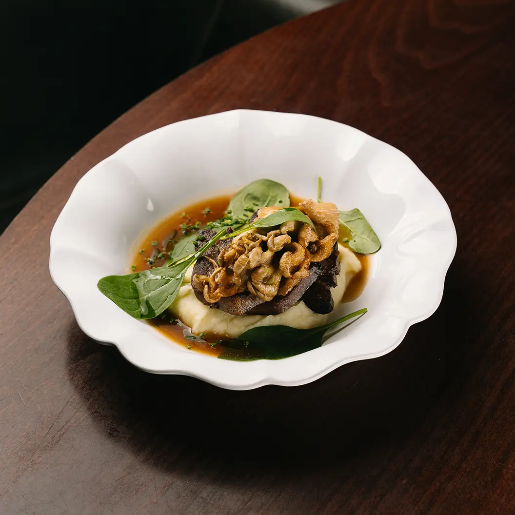 Пряный Кролик: Телячий язык с вешенками и картофельным пюре