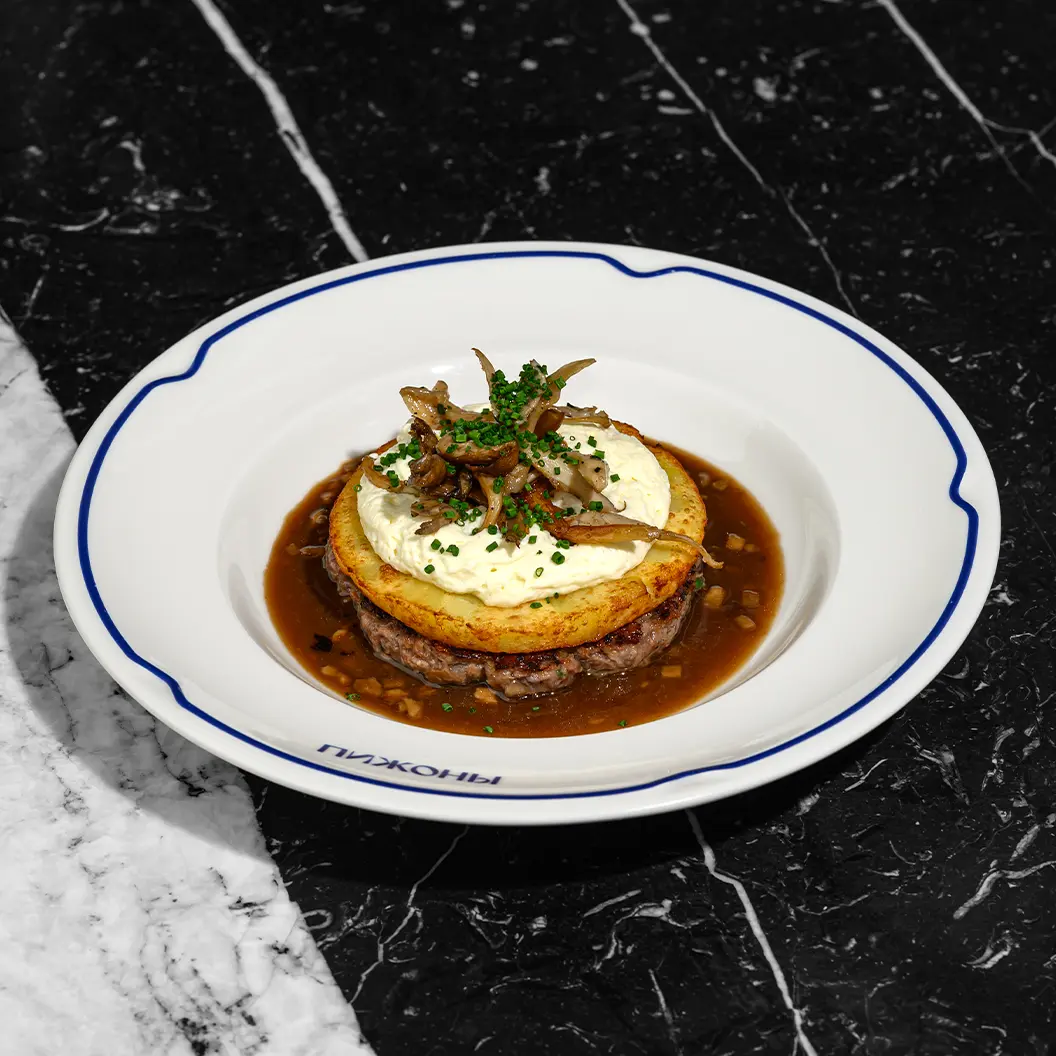 Пижоны: Бифштекс из говядины с пармской ветчиной, грибами и муссом пармезан