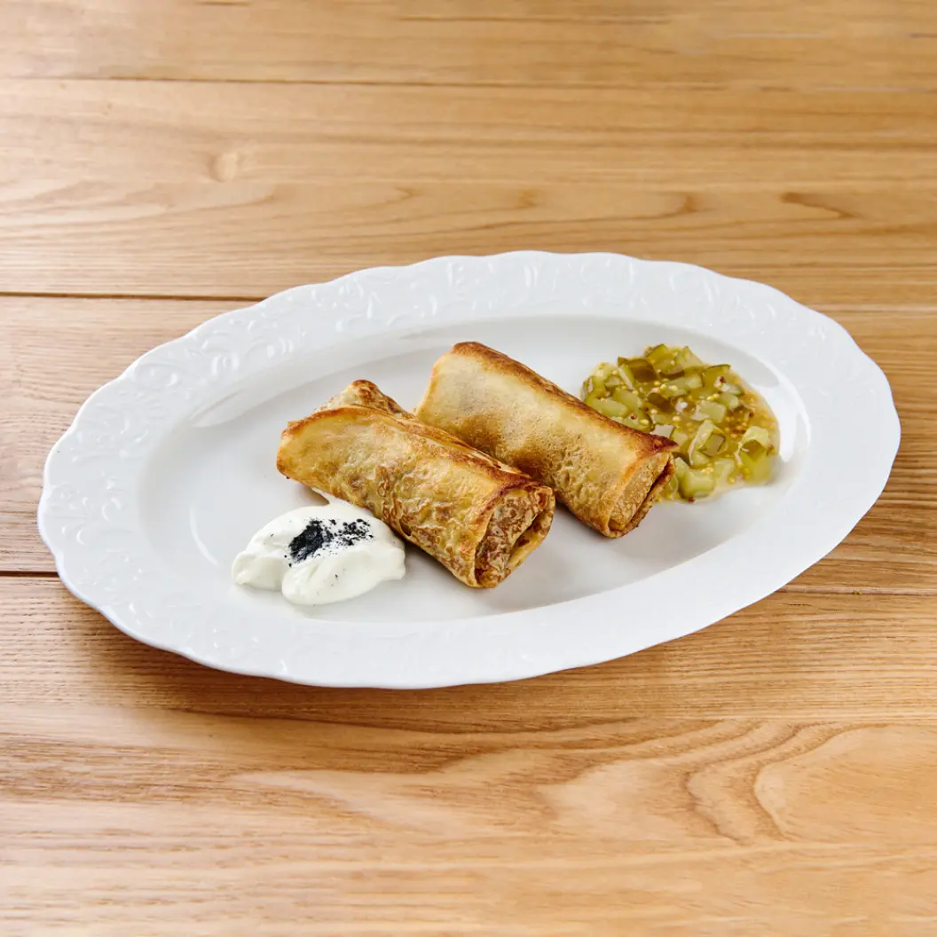 Кофе Семь: Блины с мясом и грибами, огуречным релишем и сметаной