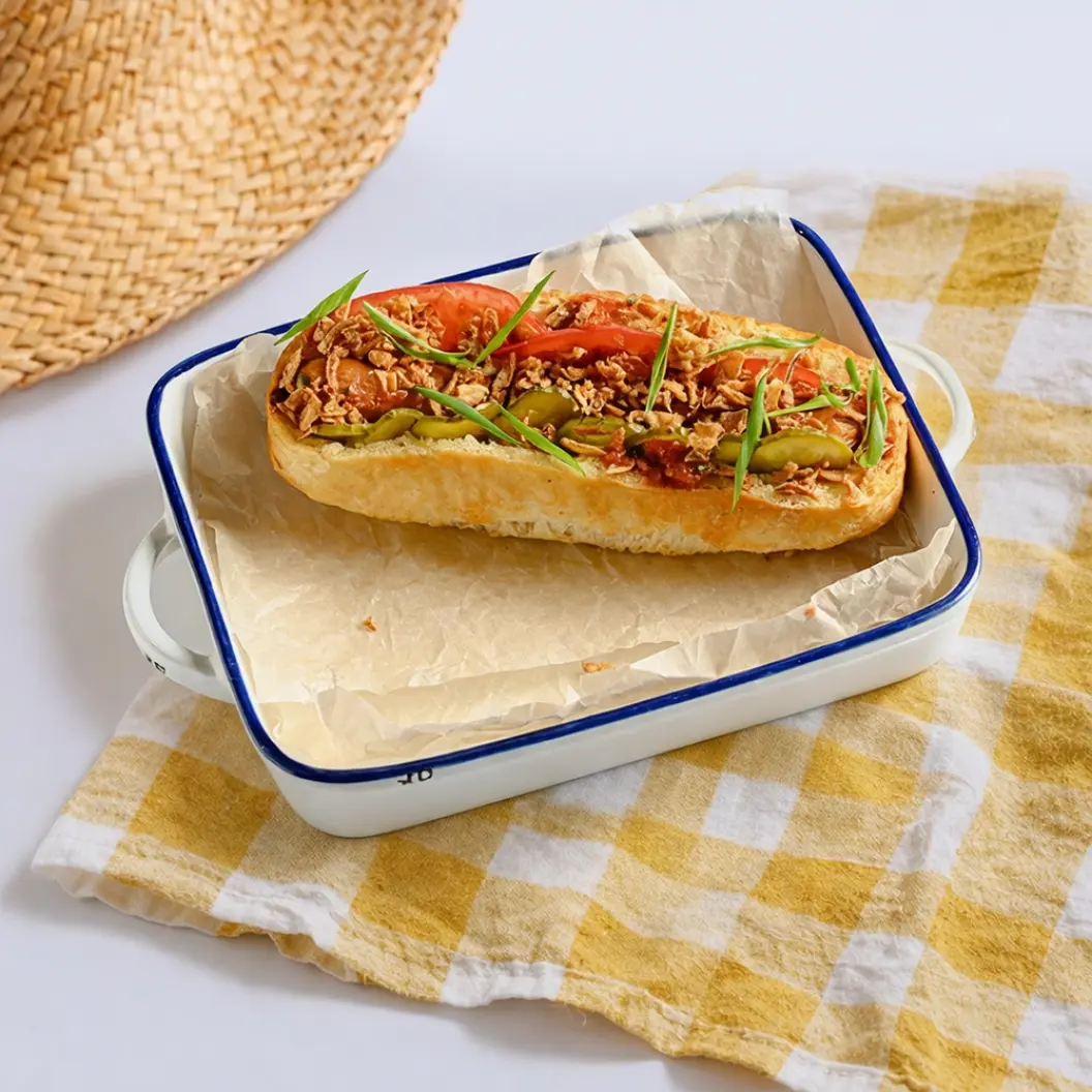 Ялта: Хот-дог с мясной колбаской, кетчупом и горчицей