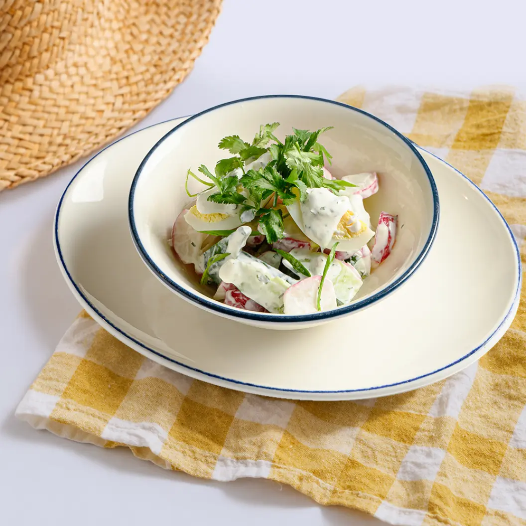 Ялта: Салат из свежих огурцов и редиса с яйцом и сметаной