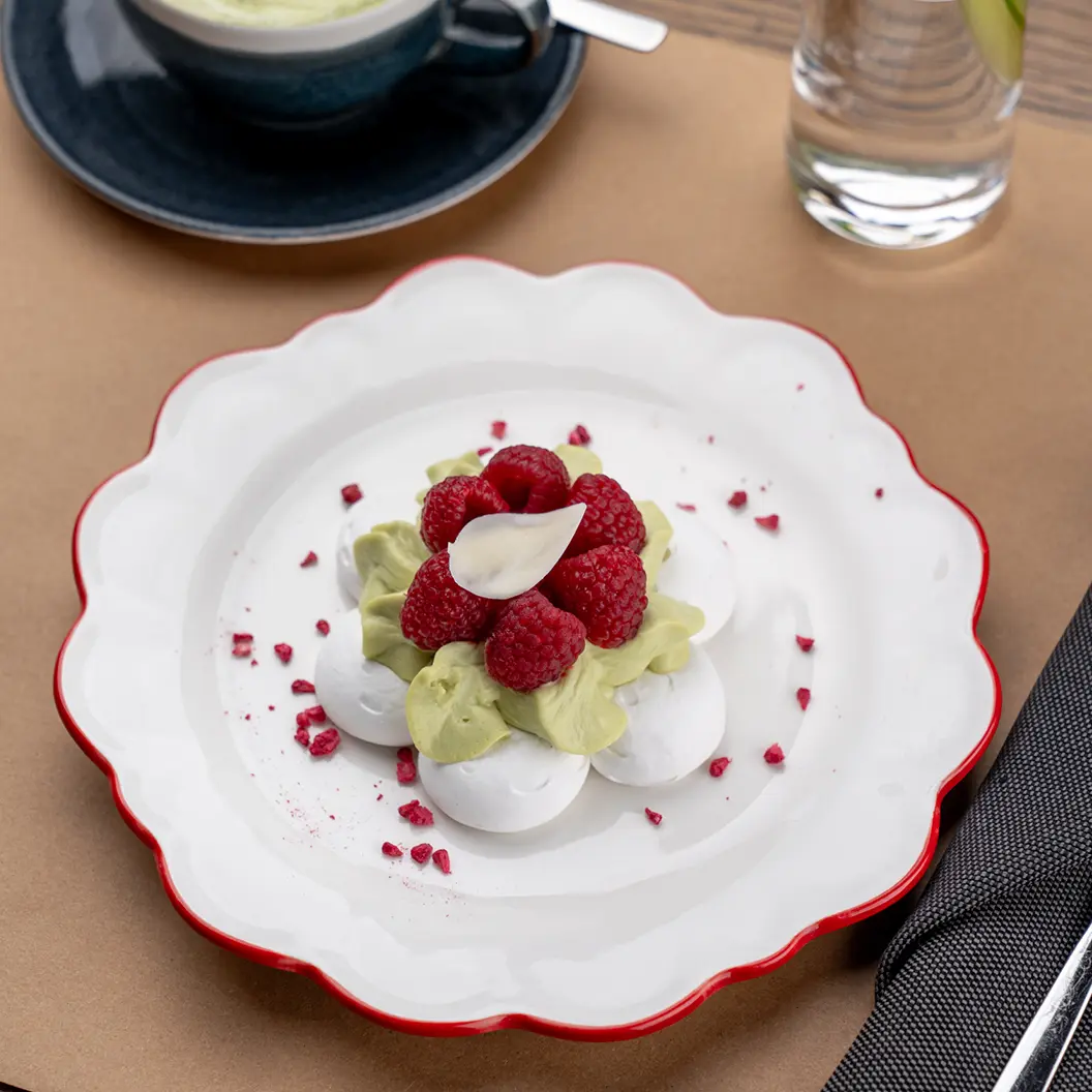 Вино и Мясо: Воздушная меренга с фисташковым кремом и малиной