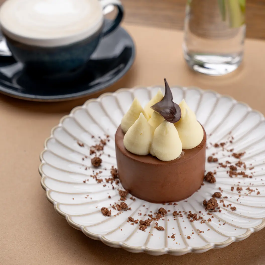 Вино и Мясо: Муссовый десерт из темного и белого шоколада со свежей клубникой