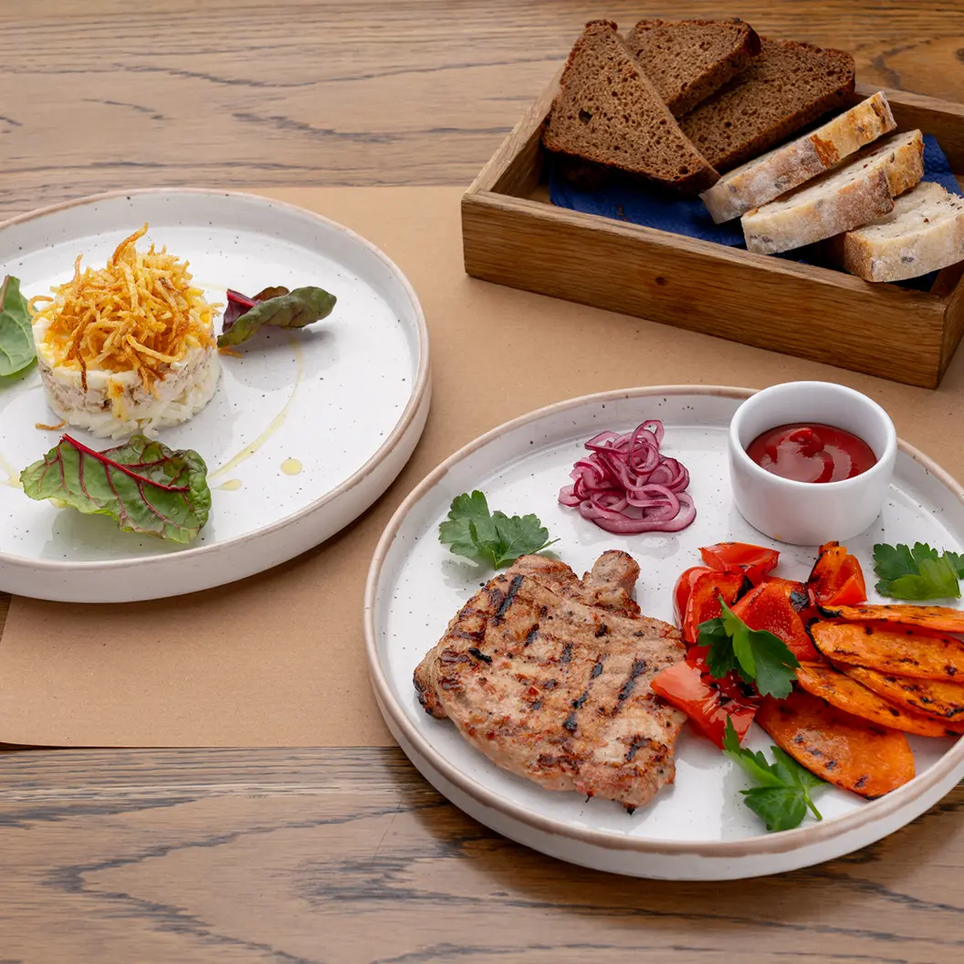 Вино и Мясо: Комплексный обед - салат и горячее