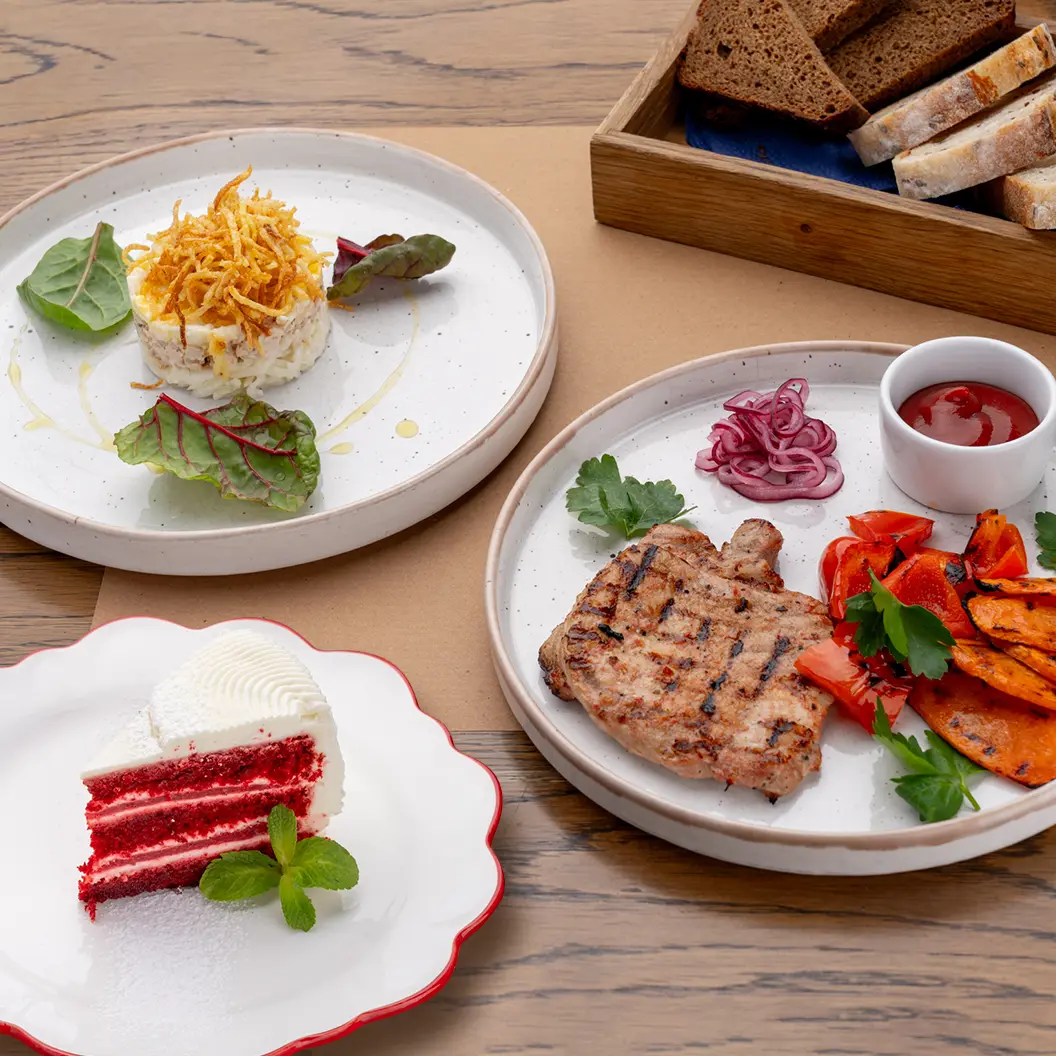 Вино и Мясо: Комплексный обед - салат, горячее и десерт дня