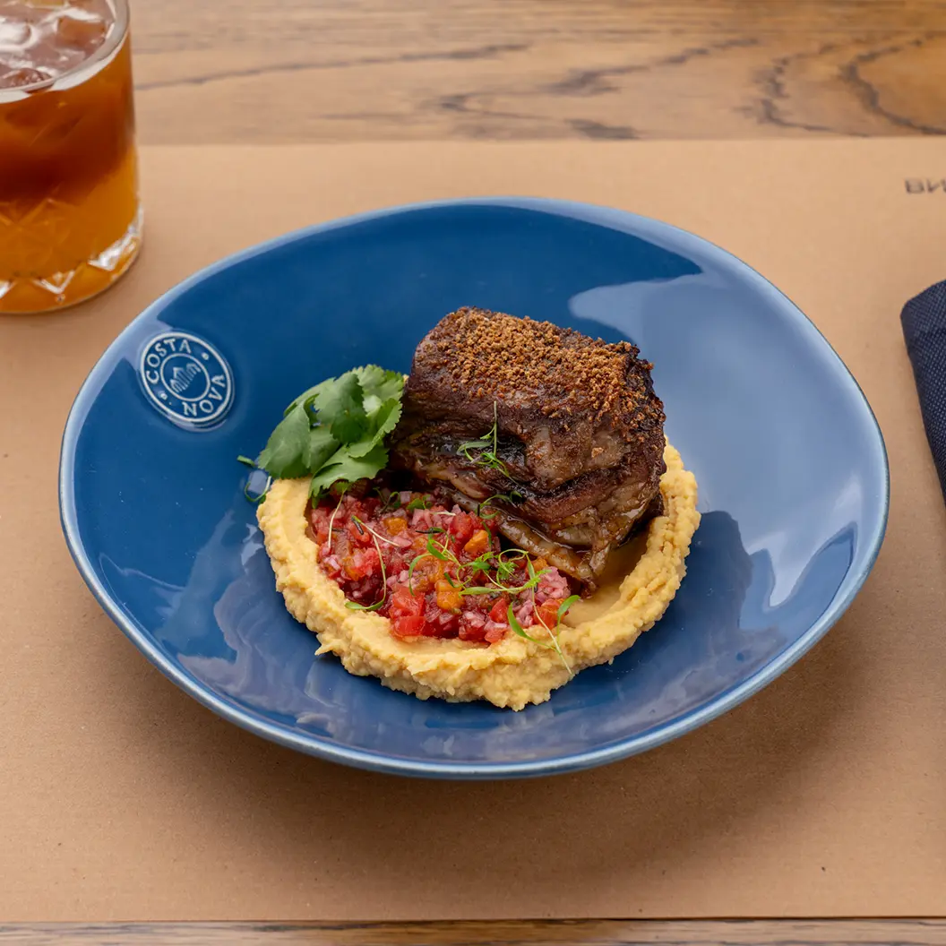 Вино и Мясо: Ребро мраморной говядины с хумусом и сальсой