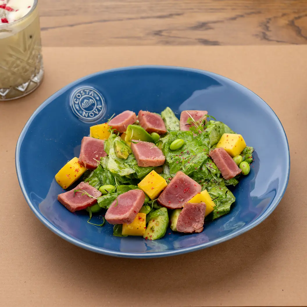 Вино и Мясо: Салат с  тунцом, манго и авокадо
