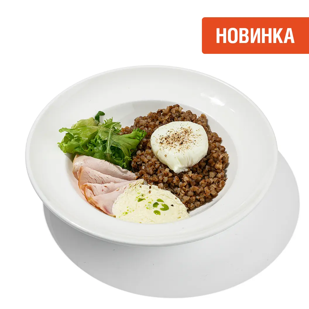 Мама Пицца: Драник с яйцом пашот и сливочной гречневой кашей