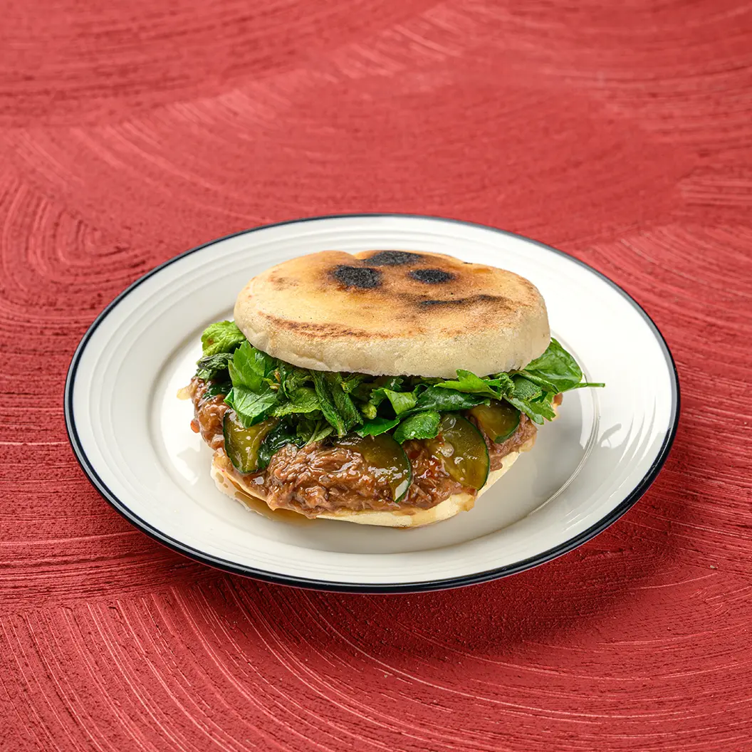 Игры Красных Тигров. Скоро открытие!: Бургер с рваной говядиной и огурцами