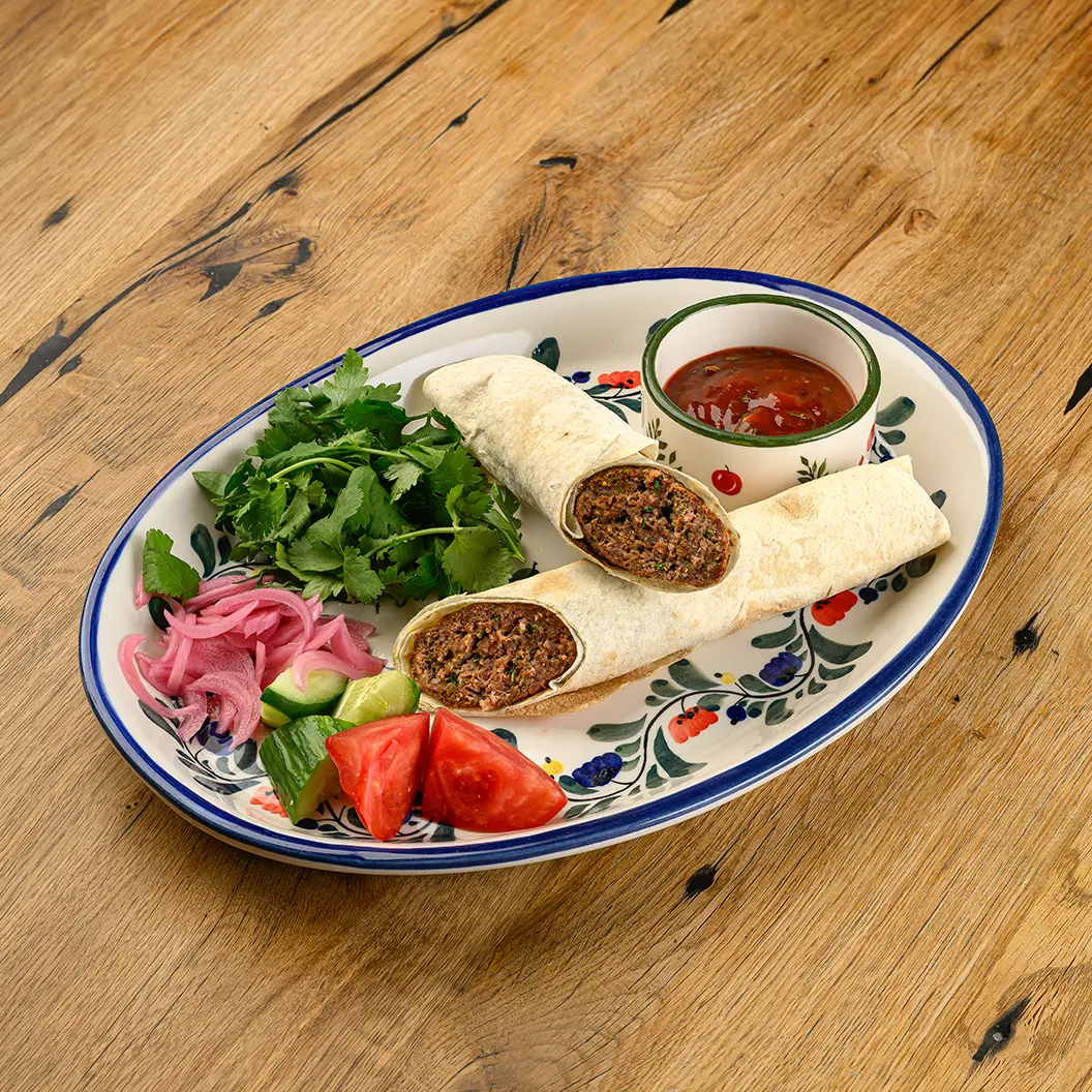 Сыр Бор: Кебаб из баранины и говядины с лепёшкой и зеленью
